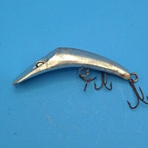 Vintage Curved Metal Fishing Lure Silver Tone With 3 Treble Hooks Japan‎ Marked